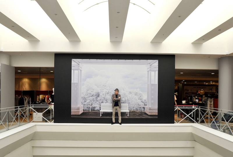 Installation de la Vague par Bruno Bebert aux Galeries Lafayette du Cap 3000