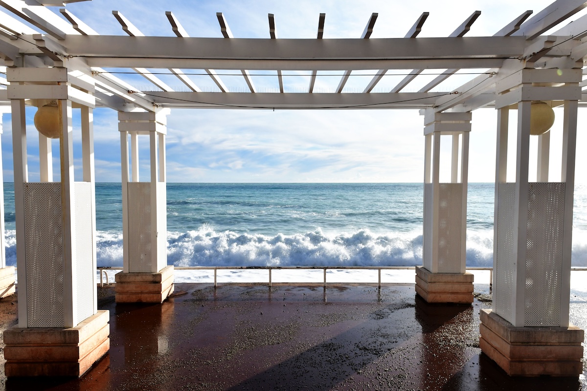 Vague_N10 C’est le confinement, le monde semble désolé, la Promenade est endormie. Je viens prendre de ses nouvelles. La Vague agite son écume. Je l’enlace une dernière fois.