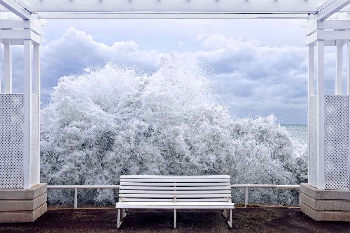 Vague_N1_Def Je suis sur la Promenade des Anglais, à Nice. Je ne le sais pas encore mais j’ai un rendez-vous. Je m’arrête devant un banc et j’attends. Il faut que je reste là, je ne sais pas pourquoi. Quand d’un seul coup, j’entends un énorme grondement. Je saisis mon boitier, elle rugit à nouveau, je shoote…