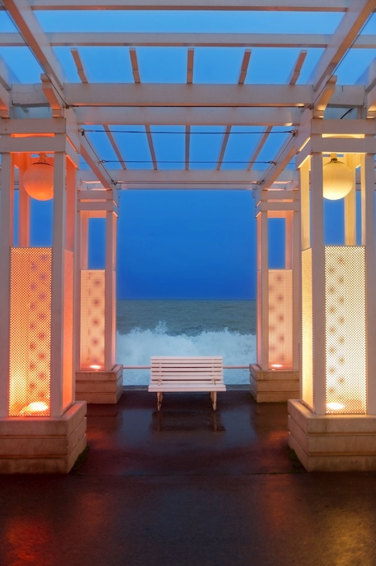 Vague_N3 Tout le monde fête Noël. Je suis sur la Promenade, seul. Comme un cadeau des eaux, La Vague vient s'offrir à moi.