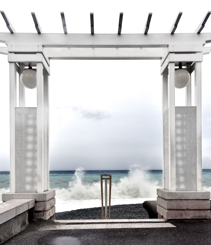 Bad weather in Nice France Tout au début de la Prom’, La Vague est là, joueuse, elle m’appelle. Elle attire mon regard sur toutes les nuances des bleus marins.