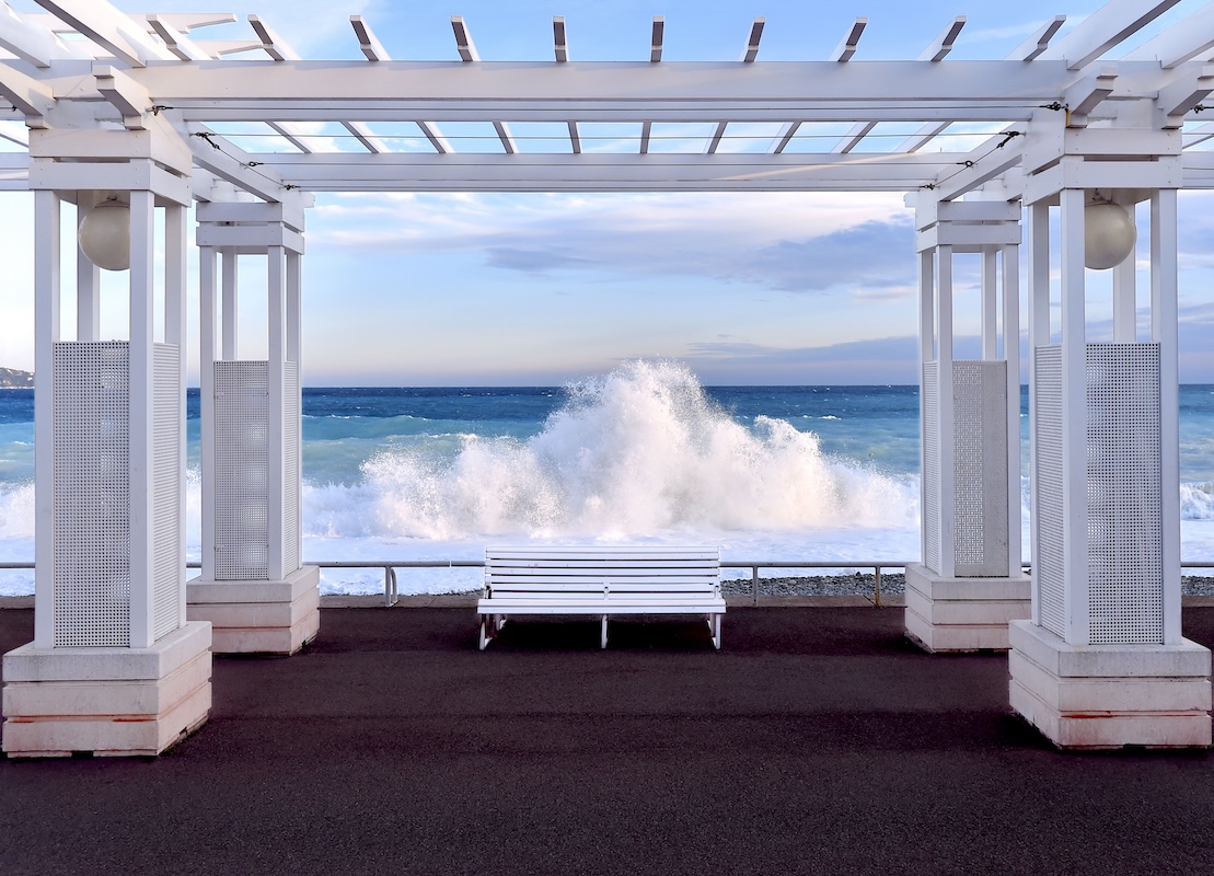 Vague_N6 On annonce un nouveau coup de mer. Je me précipite vers la Promenade espérant la retrouver. La Vague surgit éclatante. Elle remplit le ciel bleu et s’en va aussitôt.