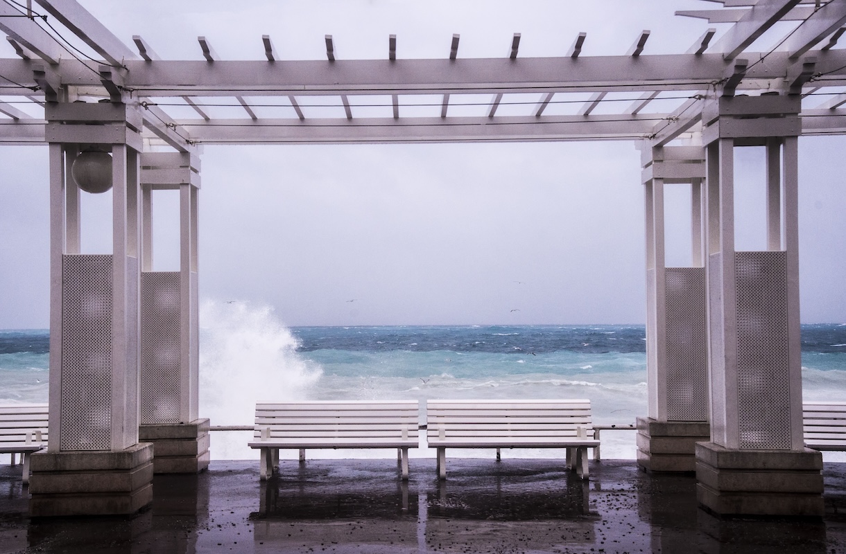 Vague_N7 L’hiver approche. La Vague me presse de venir la voir. Sous la pluie, elle s’amuse avec moi. Se cache. Ne me dévoile qu’une partie de son visage.