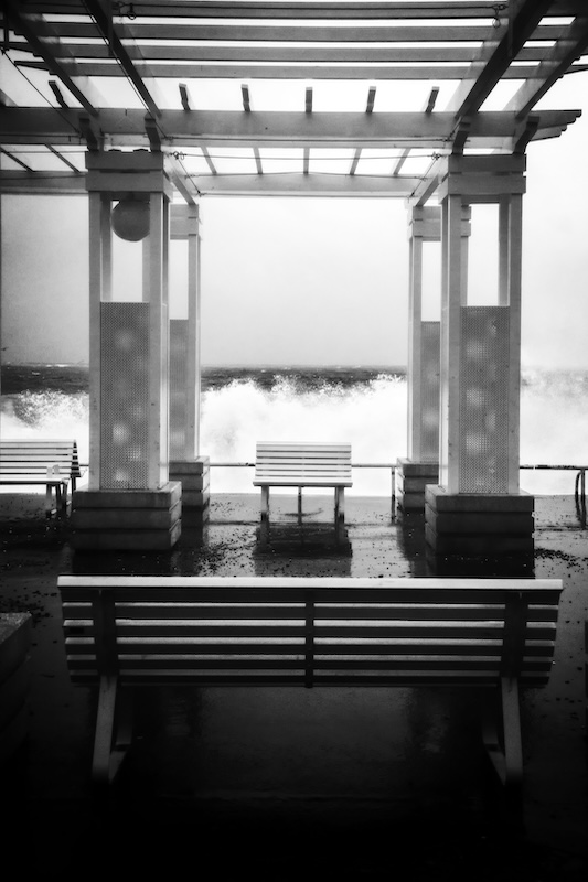 Vague_N8 Le vent souffle très fort sur la Promenade. La Vague se cabre, je m’éloigne d’elle. Il fait froid, il pleut. L’instant est noir et blanc.