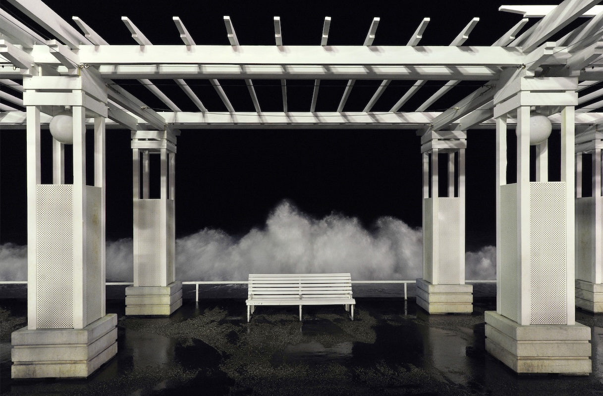 Vague2 Une nuit de janvier, je marche sur la Promenade. Tout est calme. Soudain, une masse blanche, magnifique, fend le ciel noir. La Vague ne dort pas, elle revient me chercher.